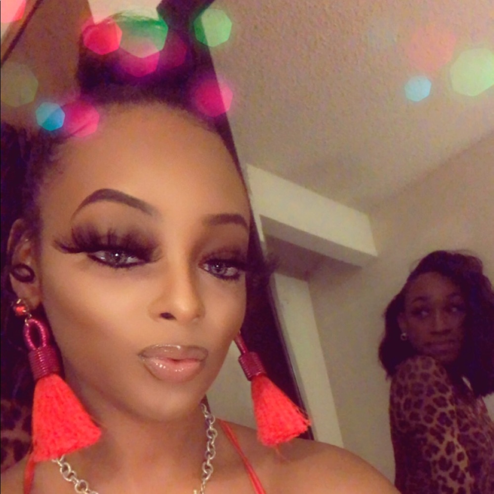 Meet your Posher, Kam Follow My IG:@Dollythadon_